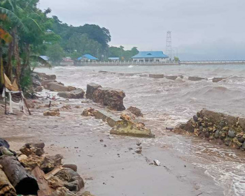 Tanggul Rusak, Puluhan Rumah di Bursel Terendam Air Laut 