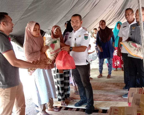 Warga Hote Terdampak Rob Terima Bantuan Sembako BAZNAS SBT
