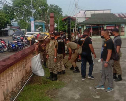 Satpol PP Bersihkan Rumah Ibadah