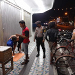 Polisi Bubarkan Warga Yang Berkerumun Malam Hari