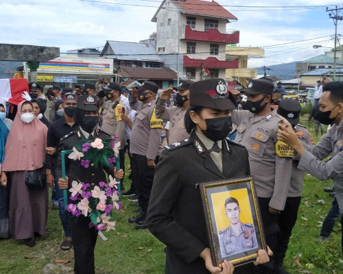 Wakapolda Pimpin Upacara Pemakaman Brigpol Anumerta Faisal Heluth