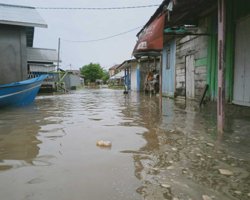 Banjir Rob di Bula, Ratusan Warga Mengungsi