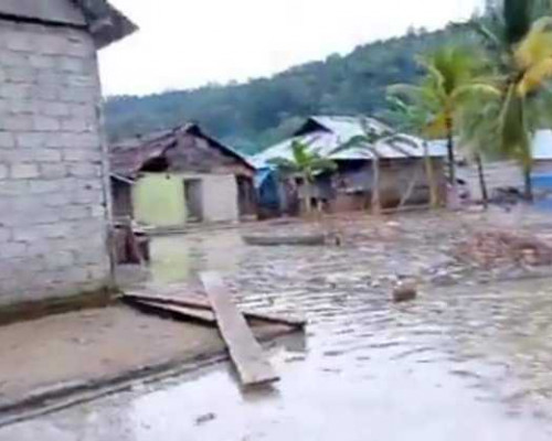Tanggul Rusak, Puluhan Rumah di Bursel Terendam Air Laut 