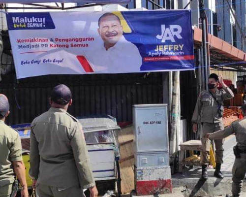 Satpol PP Turunkan Spanduk Jeffry Rahawarin, Ada Apa?