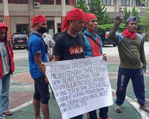 Warga Rounussa 'Duduki' Kantor Bupati Malteng