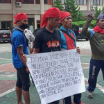 Warga Rounussa 'Duduki' Kantor Bupati Malteng