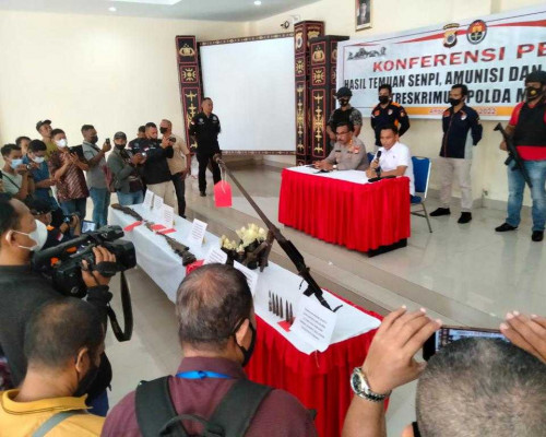 Polda Maluku Sita Sejumlah Senpi dan Bom Rakitan di Hutan Pulau Haruku