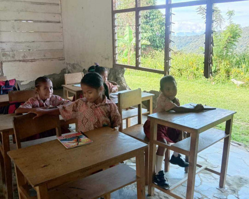 Siswa di Huku Kecil Seram Bagian Barat Belajar di Sekolah Rusak