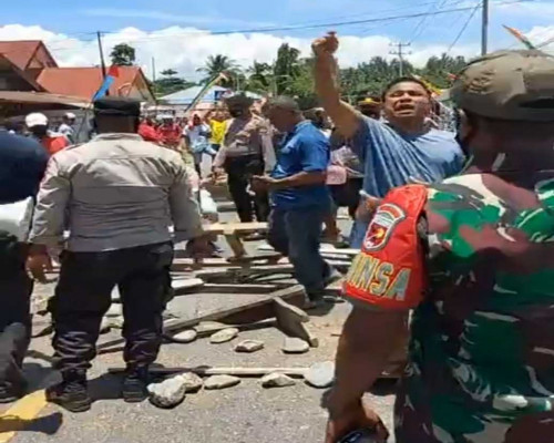 Tolak Raja Haruru, Warga Sempat Palang Jalan Trans Seram