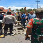 Tolak Raja Haruru, Warga Sempat Palang Jalan Trans Seram