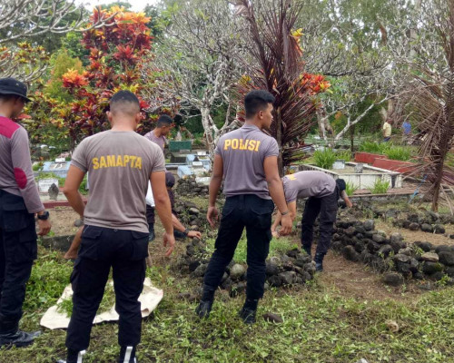 Polsek Pulau Haruku Baksos Bersihkan Pemakaman Umum