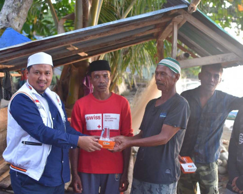 PKS Maluku Bagikan 200 Paket Iftar di Kampung Nelayan