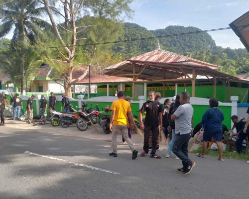 Jelang Lebaran, Warga Kristen di Namrole Bersihkan Masjid