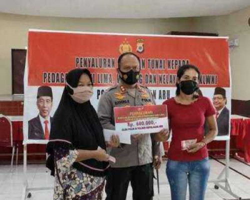 Polres Kepulauan Aru Bagikan Bantuan Tunai