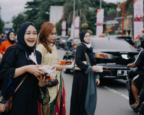 Selebgram dan Influencer Kota Ambon Berbagi Takjil