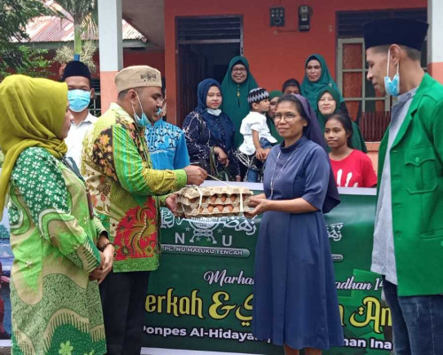 Berkah Ramadan, NU dan GP Ansor Malteng Berbagi Takjil dan Sembako