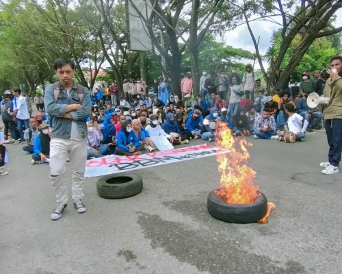 Demo di Ambon, Mahasiswa: Rakyat Susah,Pejabat dan Politisi Sibuk Bicara Presiden 3 Periode 
