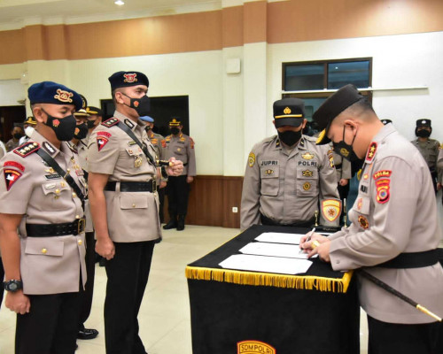 Kapolda Maluku Lantik Kapolres Bursel dan Malra 