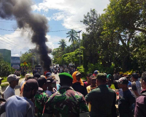 Protes Rencana Pemilihan Raja, Warga Tulehu Blokir Jalan