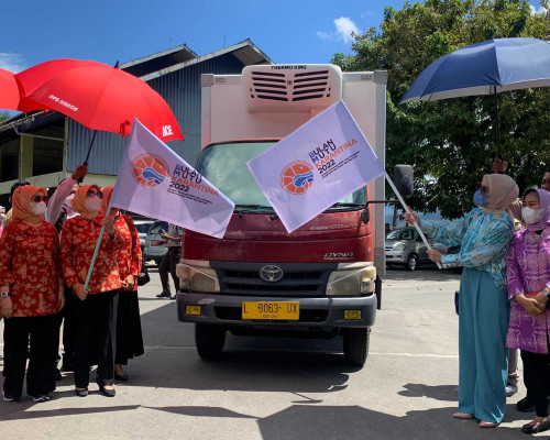 Penasehat DWP KKP Serahkan 300 Paket Ikan Sehat