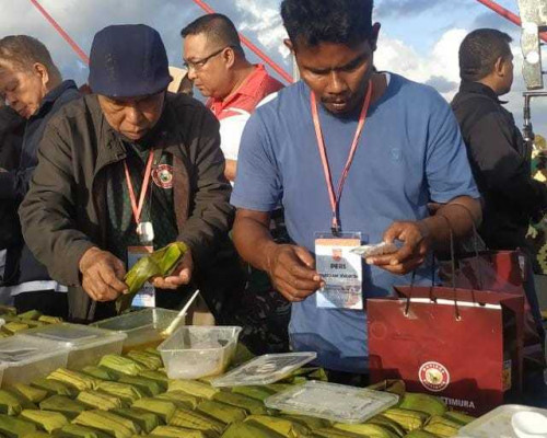 Makan Papeda Sepanjang 123 Meter di JMP, Pecahkan Rekor MURI 