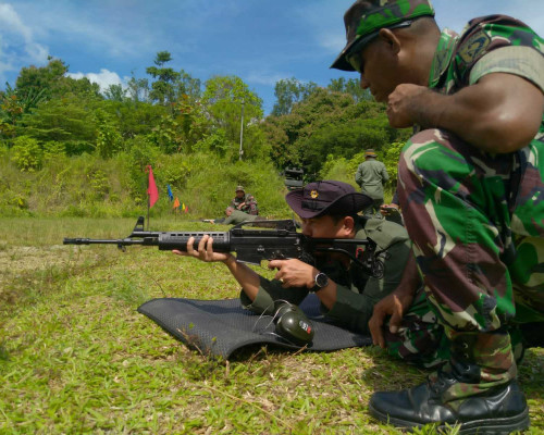 Polhut TM Manusela Dilatih Menembak