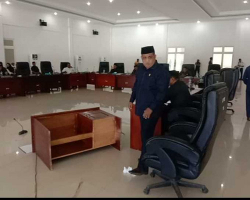 Bupati Bursel Absen di Paripurna LPJ, Anggota DPRD Banting Meja dan WO