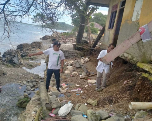 Puluhan Rumah Warga Nyaris Ambruk, Wabup Bursel Ngaku Anggaran Pemda Terbatas Bangun Talud