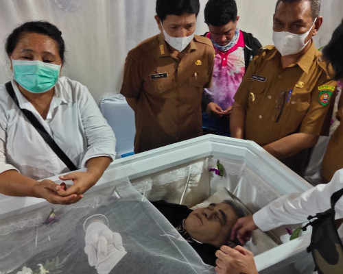 Pimpinan OPD Pemprov dan Unpatti Jemput Jenazah Pattinama di Bandara Pattimura