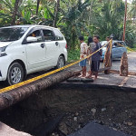 Bangun Jembatan Darurat, Jalan Lintas Seram Selatan Bisa Dilewati Lagi