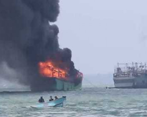 Kapal Nelayan Terbakar, AKB Mencebur ke Laut Menyelamatkan Diri