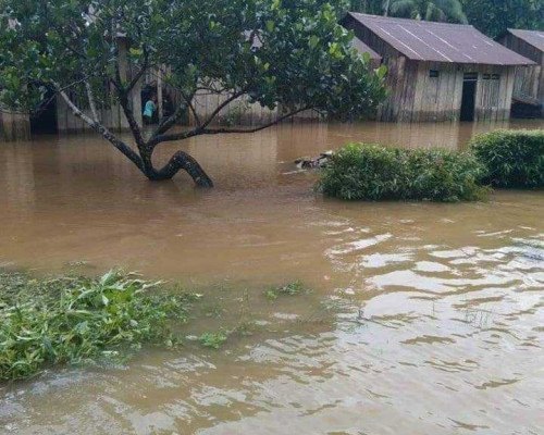 Longsor Tutup Jalan, Banjir Rendam  13 Rumah Warga 
