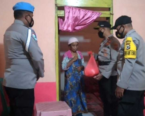 Personil Polsek Waesama Berbagi Sembako Kepada Janda Lansia
