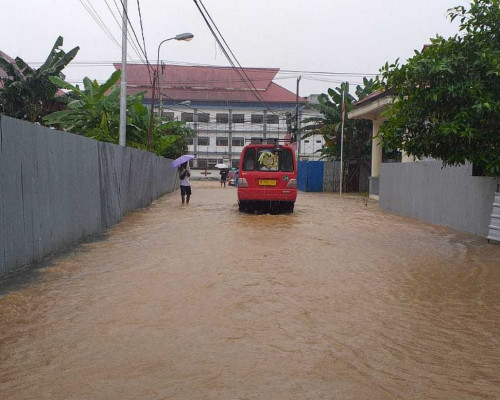 Banjir dan Pohon Tumbang, Jalan M. Putuhena Lumpuh