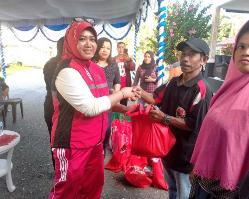 PDIP Bursel Salurkan Bantuan Untuk Warga Kurang Mampu 