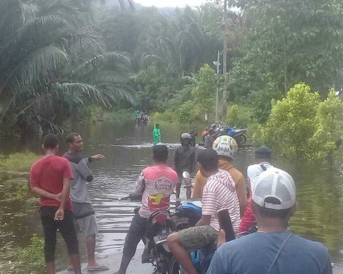 Jalan Huamual Tergenang, Motor Warga Diangkut Pakai Rakit