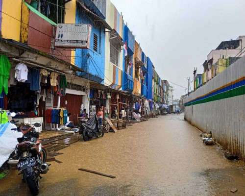Jalan di Mardika Tergenang Air, Warga Mengeluh
