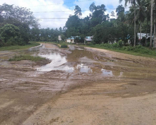 Jalan Menuju Pendopo Bupati Bursel Berlumpur, Dinas PUPR Cuek