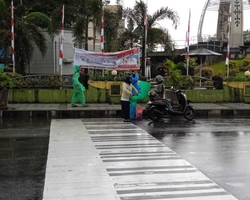 Ambon Masih Diguyur Hujan, Penjual Mantel Panen Rejeki