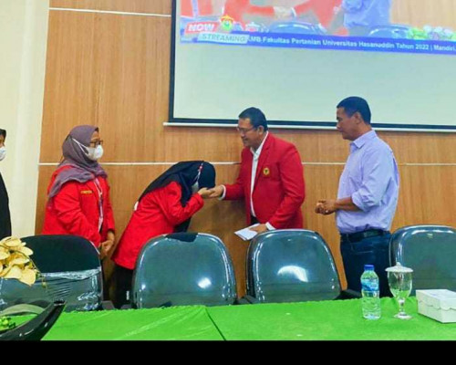 Andi Amran Beri Beasiswa Bagi Maba Yatim Piatu dan Kurang Mampu 23 Orang