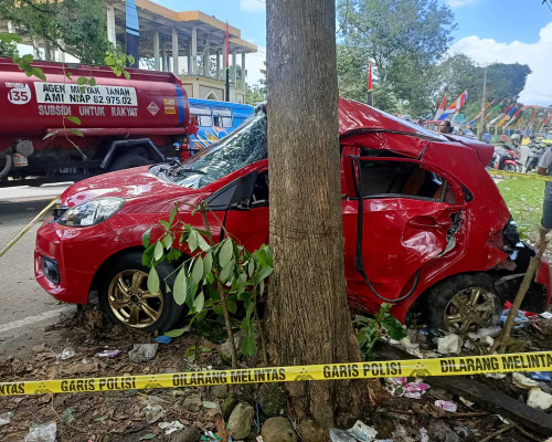 Mobil Honda Brio Hantam Pohon, 1 Penumpang Tewas