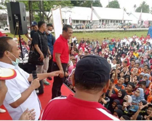 Andi Amran Sulaiman Gerakkan IKA Unhas Baksos di Mapessangka, Santuni Yatim Piatu Hingga Bagikan Bea