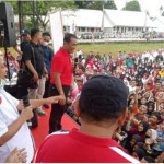 Andi Amran Sulaiman Gerakkan IKA Unhas Baksos di Mapessangka, Santuni Yatim Piatu Hingga Bagikan Bea