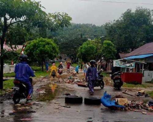 Usai Hujan, Terseraklah Sampah di Masohi