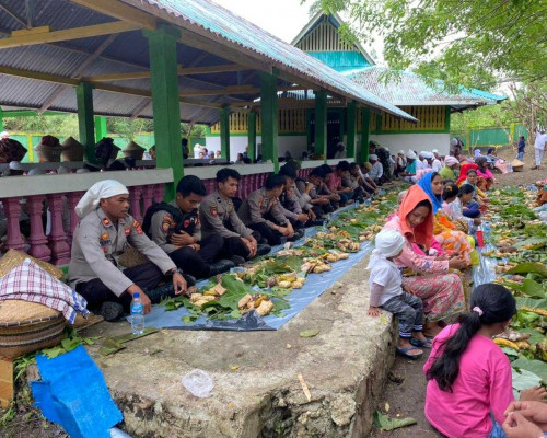 Kapolsek Pulau Haruku Larut Bersama Warga Dalam Ritual Cuci Keramat