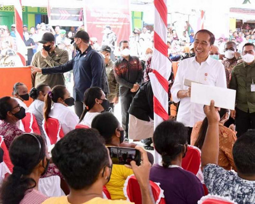 Tinjau Penyerahan BLT di Dobo, Presiden: Semoga Berdampak Bagi Daya Beli Masyarakat
