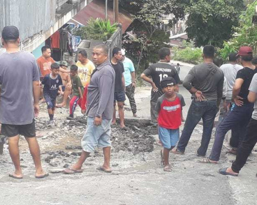 Pemkot Lamban, Warga Swadaya Perbaiki Jalan