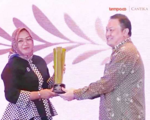 Bupati Bursel Raih Penghargaan Kepala Daerah Perempuan Inpiratif