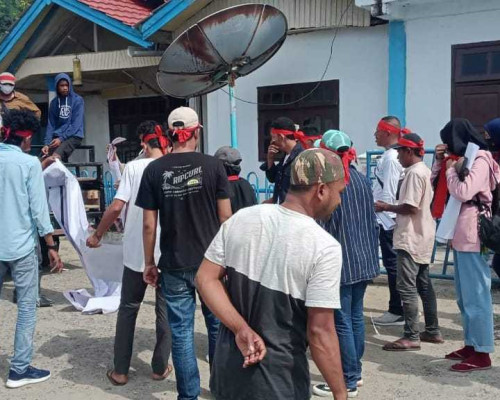 HIPDAH Demo Tolak Pilkades di Negeri Luhu