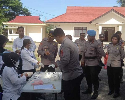 Puluhan Anggota  Polres Bursel Tes Urin Mendadak